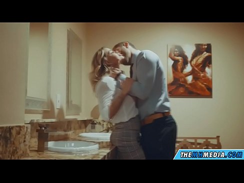 ❤️ Kui rinnakas blondiin võrgutab sind avalikus tualettruumis ❤❌ Kaunis porno at us ❤
